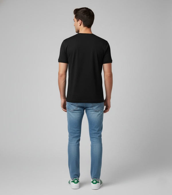 Men’s Outlaws Christmas printed T-shirt in white cotton with festive holiday design, casual casual wear for men.