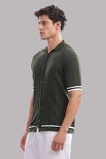 Olive green men's button-down shirt made of 100% cotton, knitted fabric, from Outlaws Fashion, with a classic collar and front buttons.